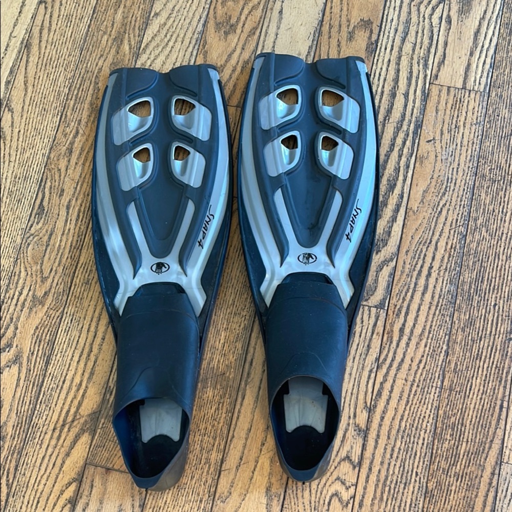 Body Glove Snap 4 Scuba Snorkel Fins Black Gray Swimming Ocean Lake Swim